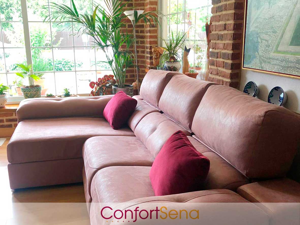 sofá con chaise longue en Granada de los clientes de ConfortSena