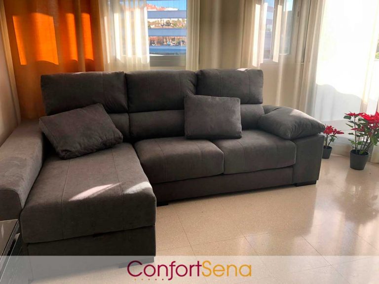 sofá con chaise longue en Granada de los clientes de ConfortSena