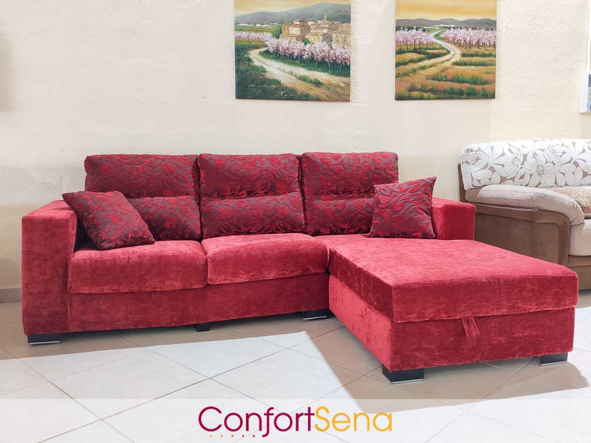 sofá rojo con chaise longue en Granada