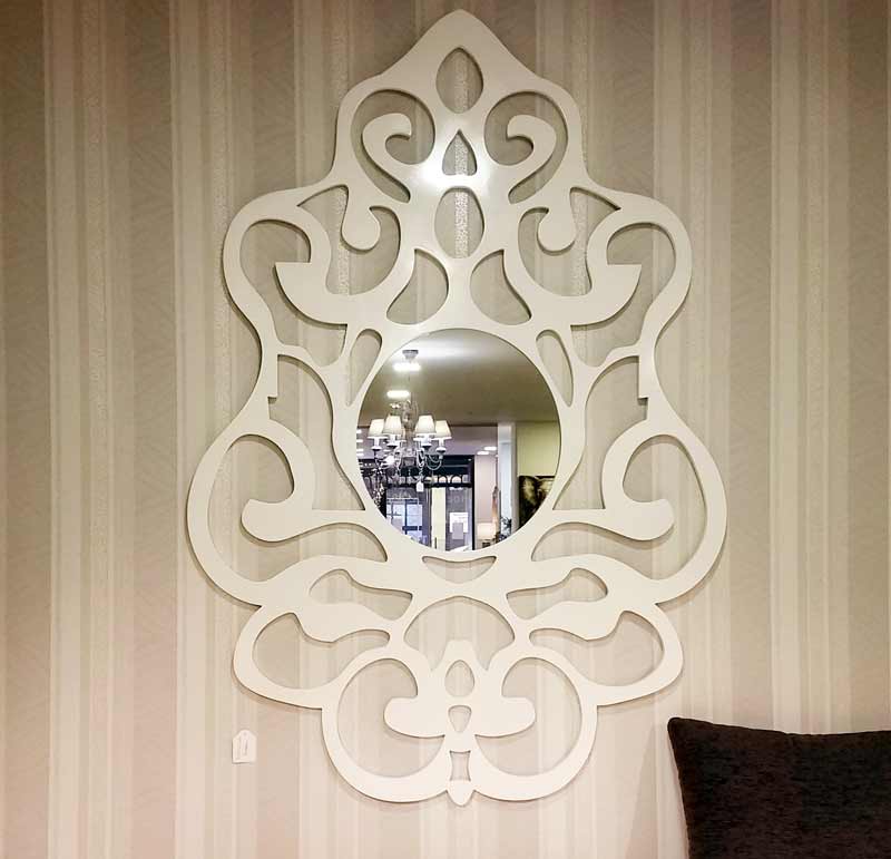 Espejo en Granada con marco blanco con diseño original en la tienda de muebles y sofás ConfortSena